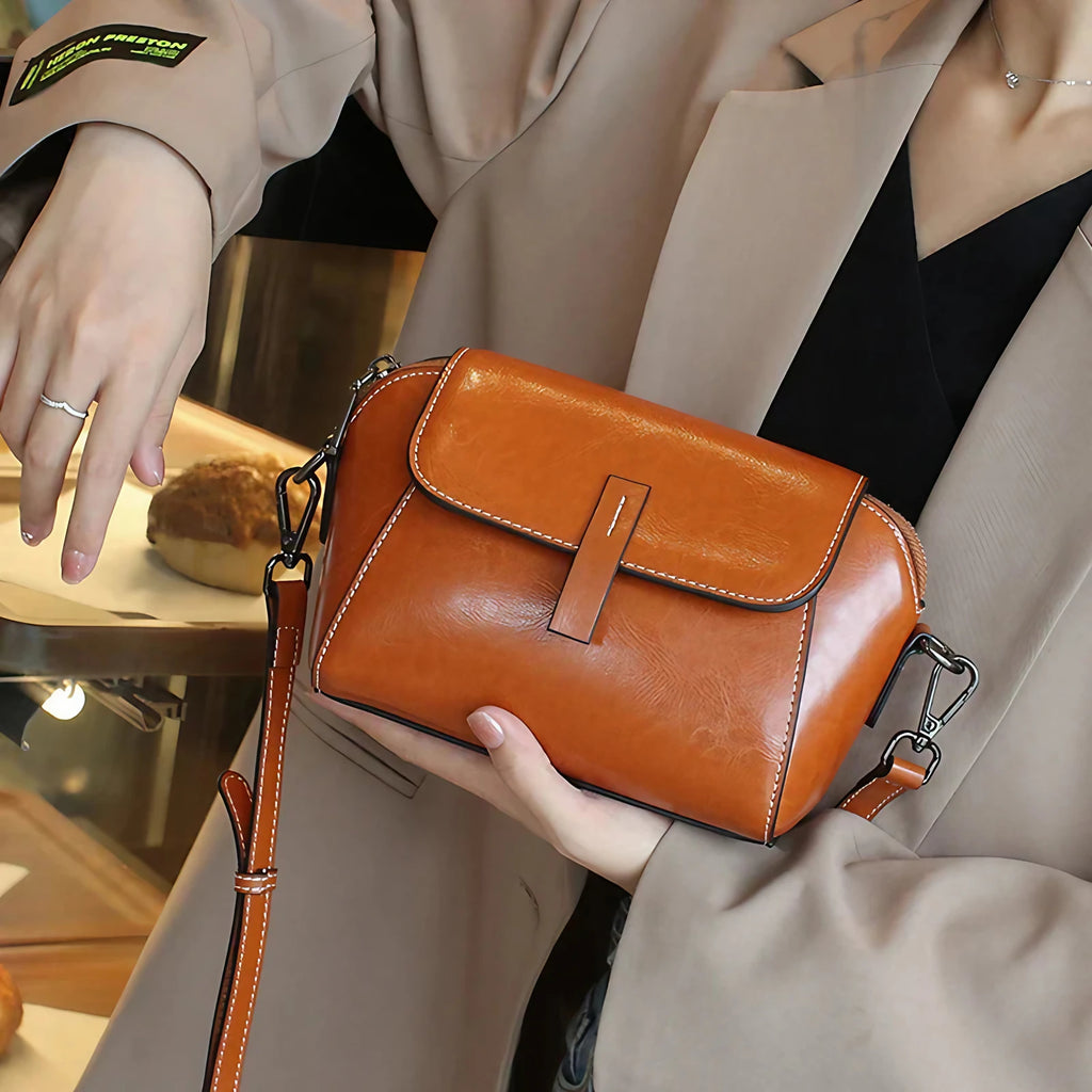 Petit sac bandoulière femme en similicuir, rabat aimanté, camel