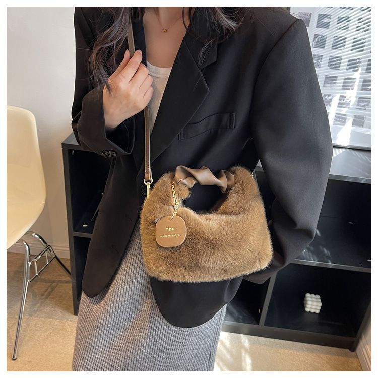 Sac bandoulière femme en fausse fourrure, anse froncée, cinq coloris