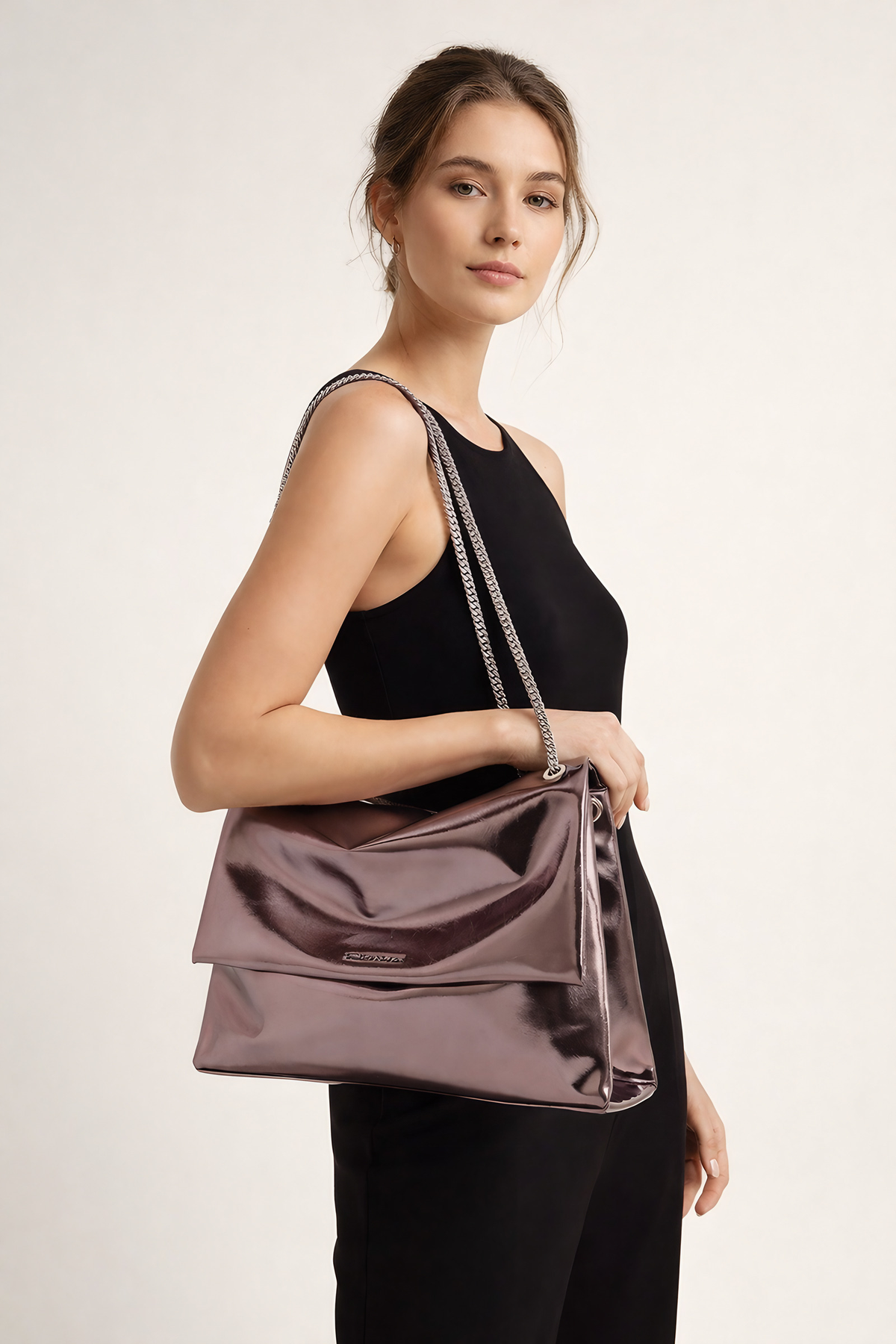 Sac bandoulière femme à rabat et longue chaîne métallique