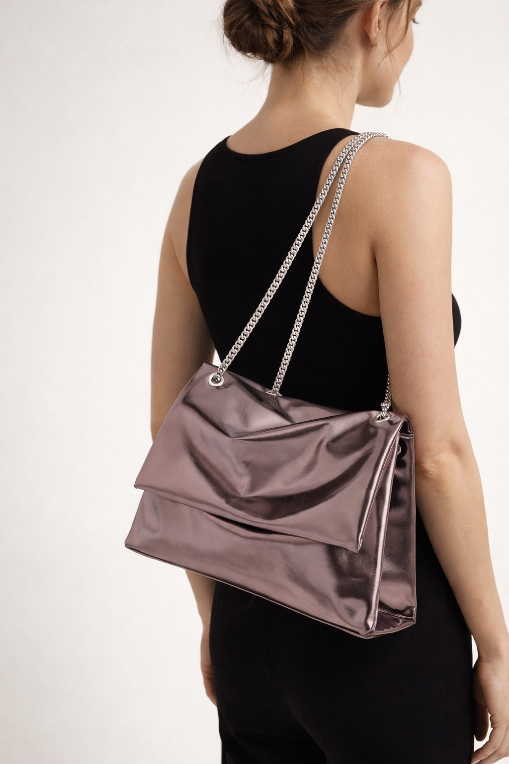 Sac bandoulière femme à rabat et longue chaîne métallique
