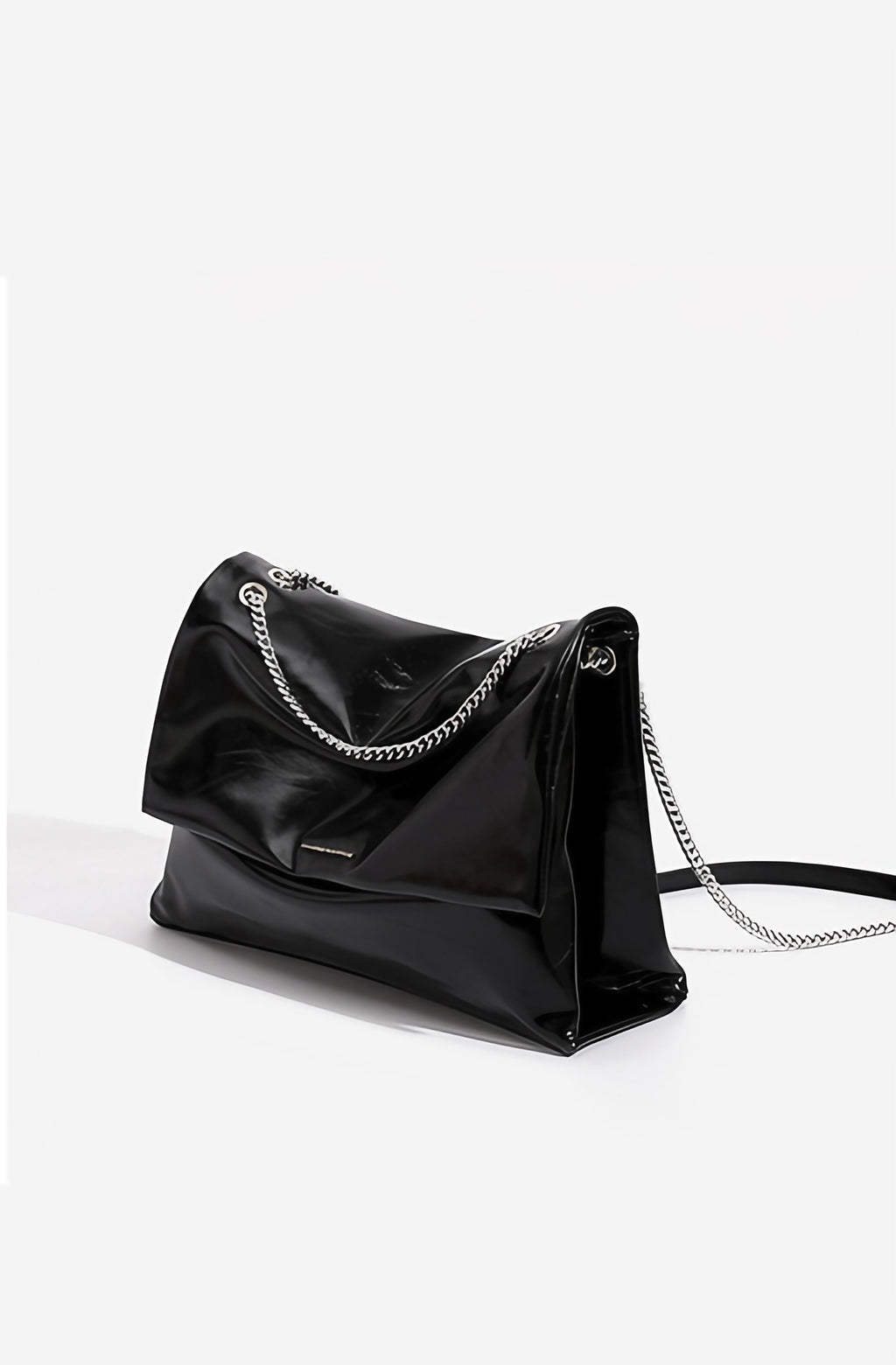 Sac bandoulière femme à rabat et longue chaîne métallique, noir