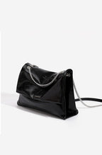 Sac bandoulière femme à rabat et longue chaîne métallique, noir