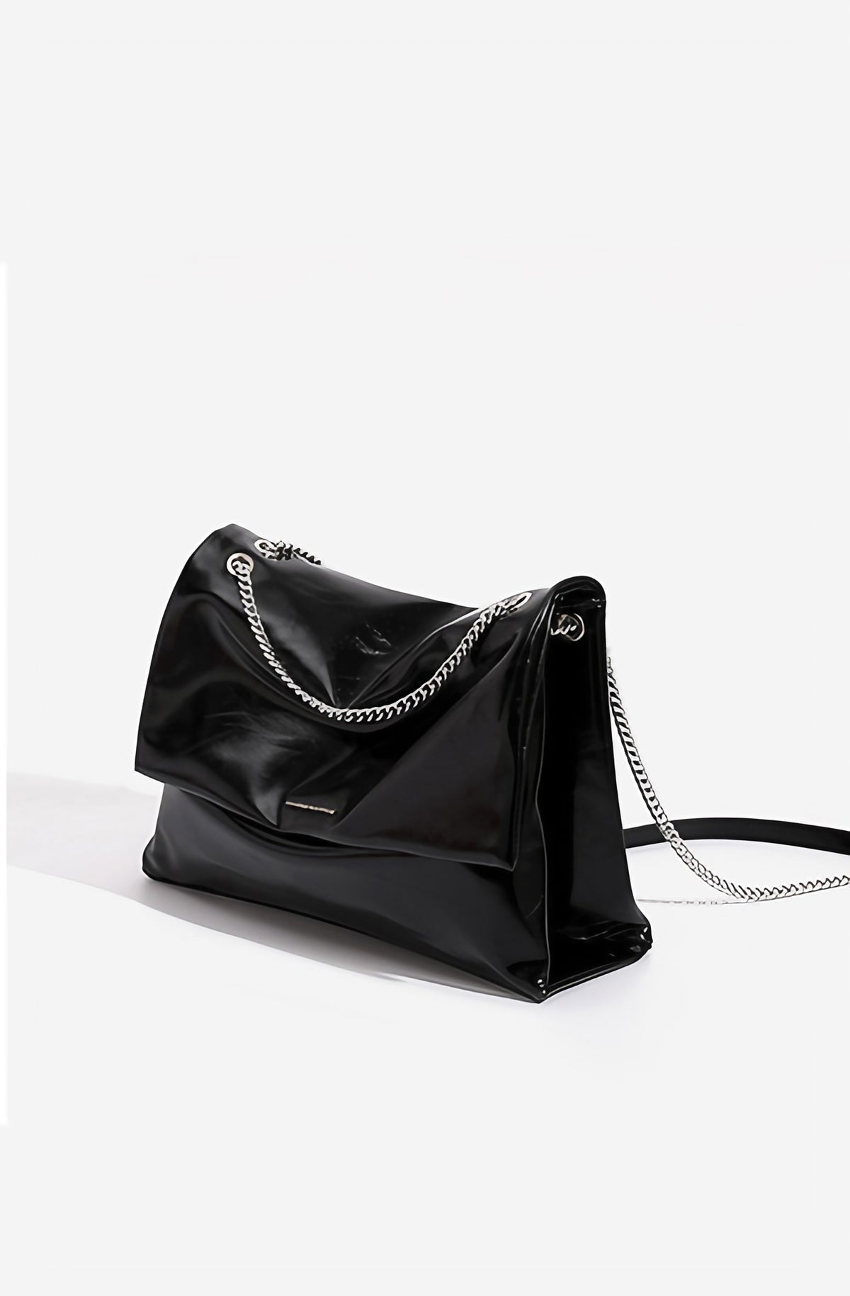 Sac bandoulière femme à rabat et longue chaîne métallique, noir