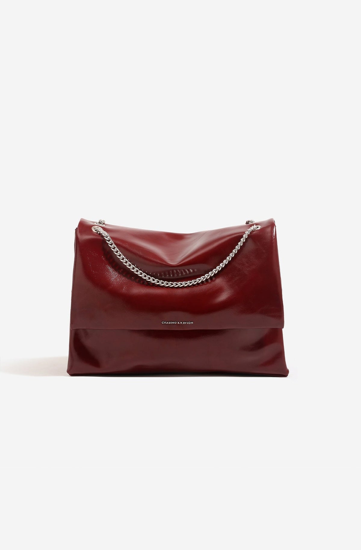Sac bandoulière femme à rabat et longue chaîne métallique