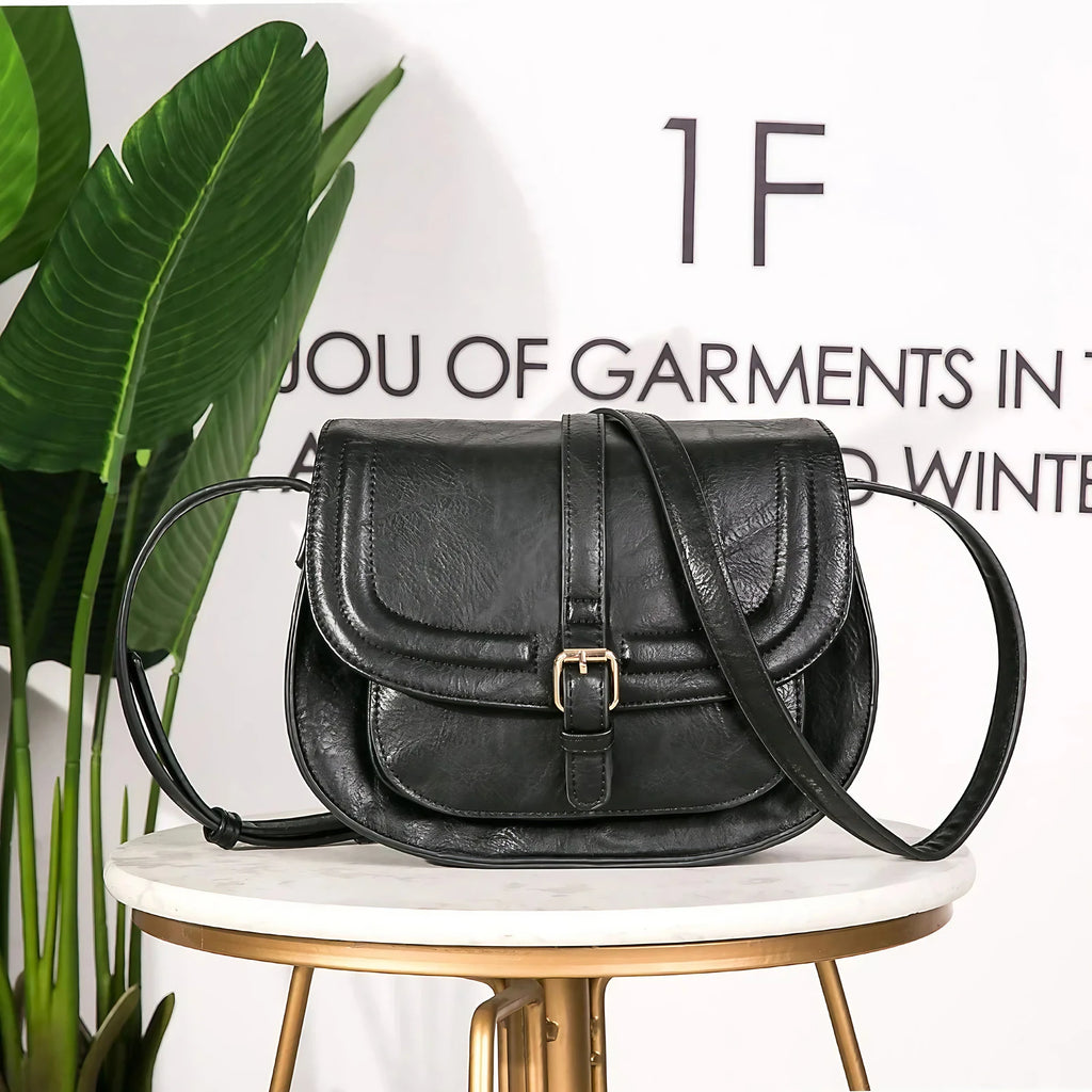 Petit sac à rabat femme en similicuir, bandoulière réglable, noir