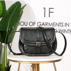Petit sac à rabat femme en similicuir, bandoulière réglable, noir