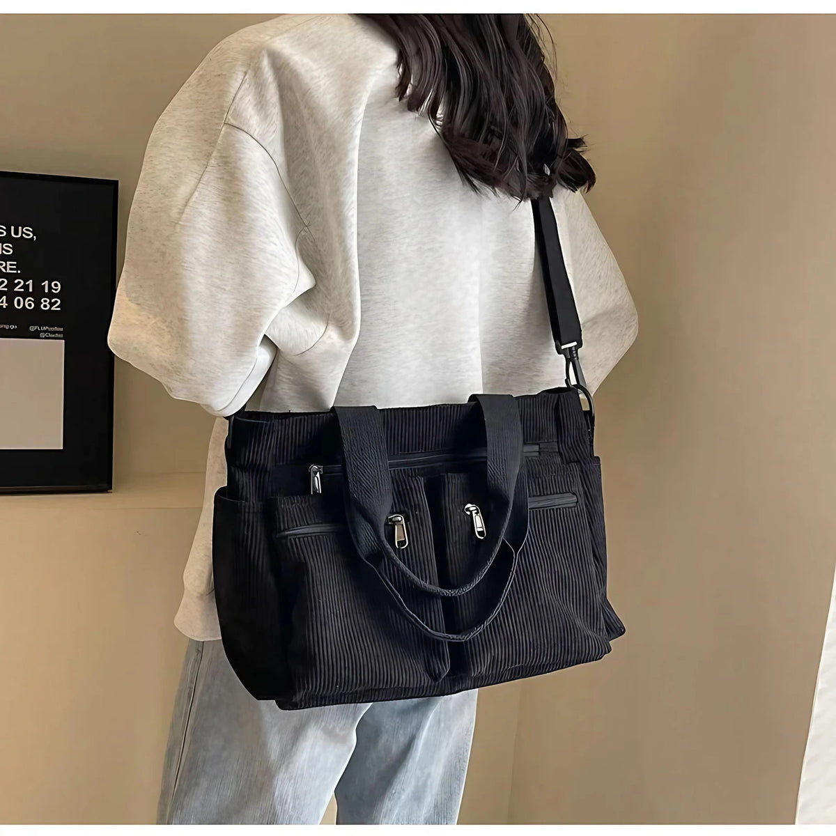 Sac cabas femme aspect velours côtelé, cinq poches extérieures, noir