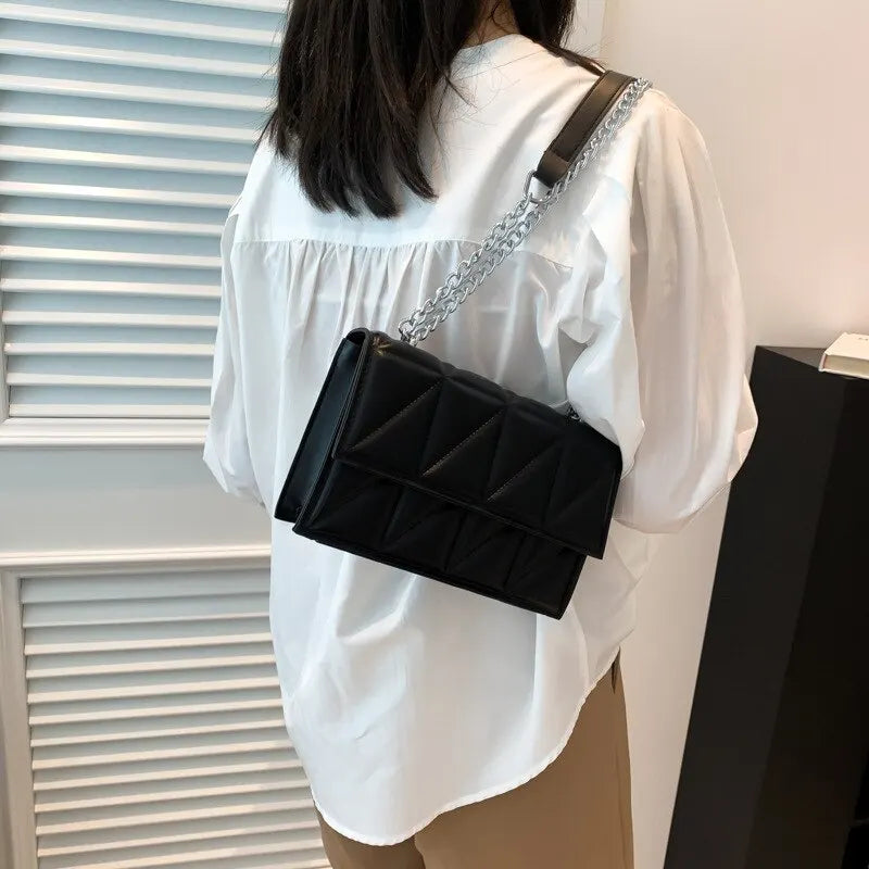 Sac bandoulière femme à chaîne argentée, forme carrée rigide