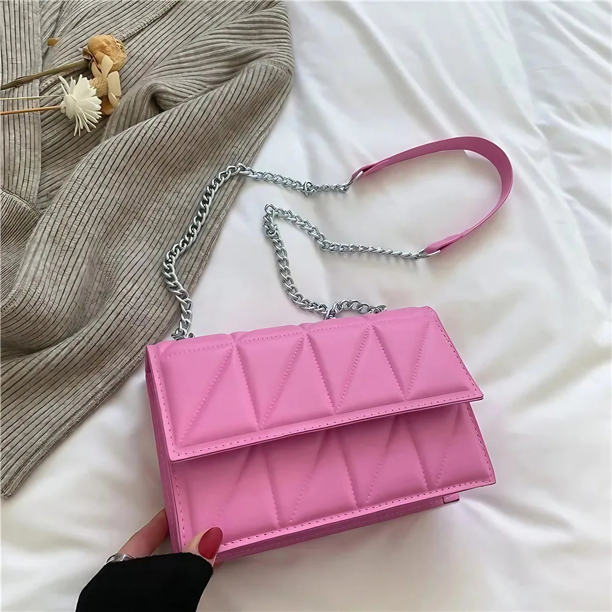 Sac bandoulière femme à chaîne argentée, forme carrée rigide, rose