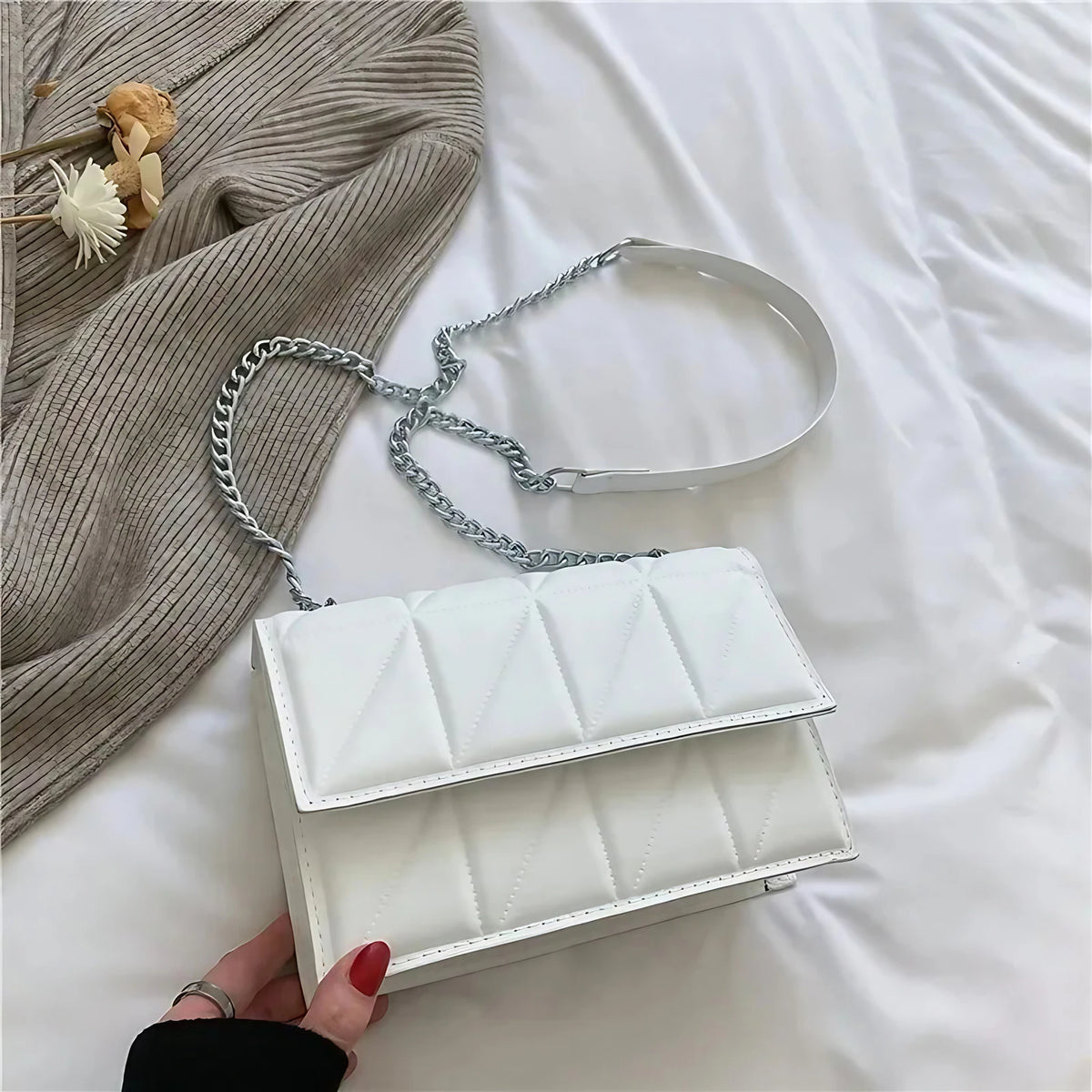 Sac bandoulière femme à chaîne argentée, forme carrée rigide, blanc