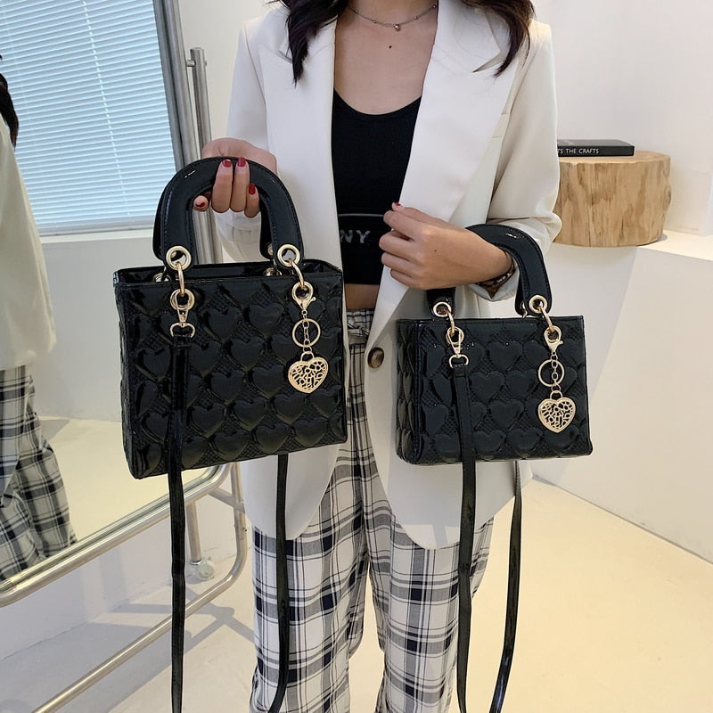 Sac carré noir brillant femme à imprimé cœur, deux tailles