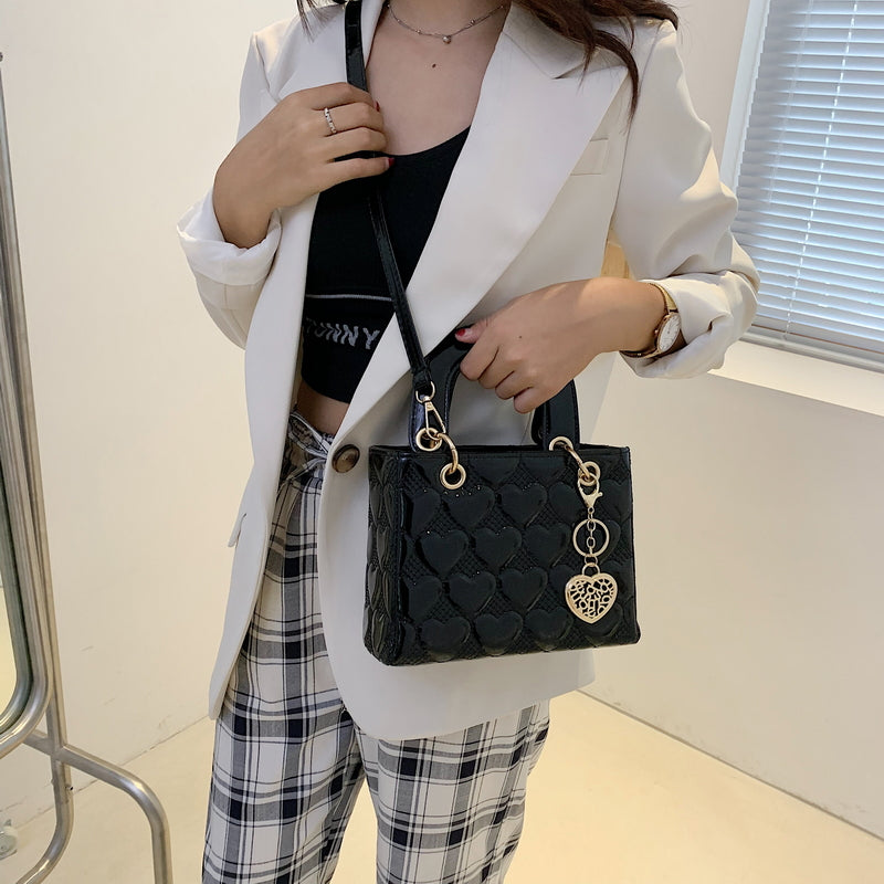 Sac carré noir brillant femme à imprimé cœur, deux tailles