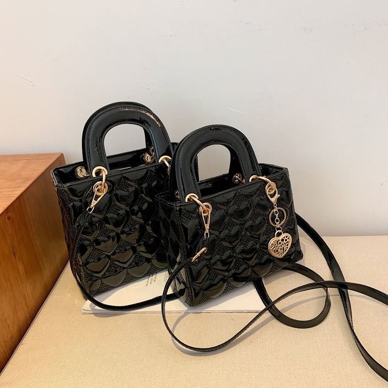 Sac carré noir brillant femme à imprimé cœur, deux tailles