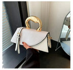 Sac bandoulière femme effet croco, forme allongée, six coloris, blanc