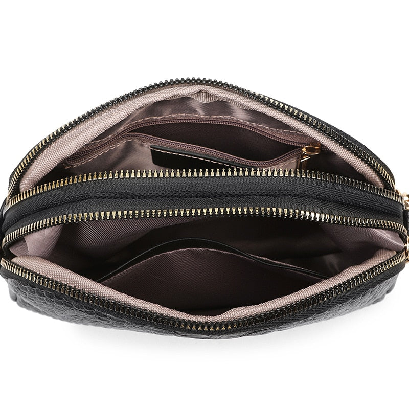Sac bandoulière noir femme imprimé croco, détails dorés