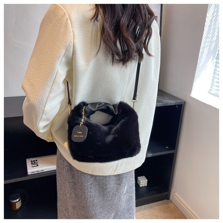 Sac d'hiver noir femme, bandoulière amovible, se porte en pochette