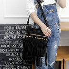 Sac bandoulière à franges noir, esprit bohème années 70