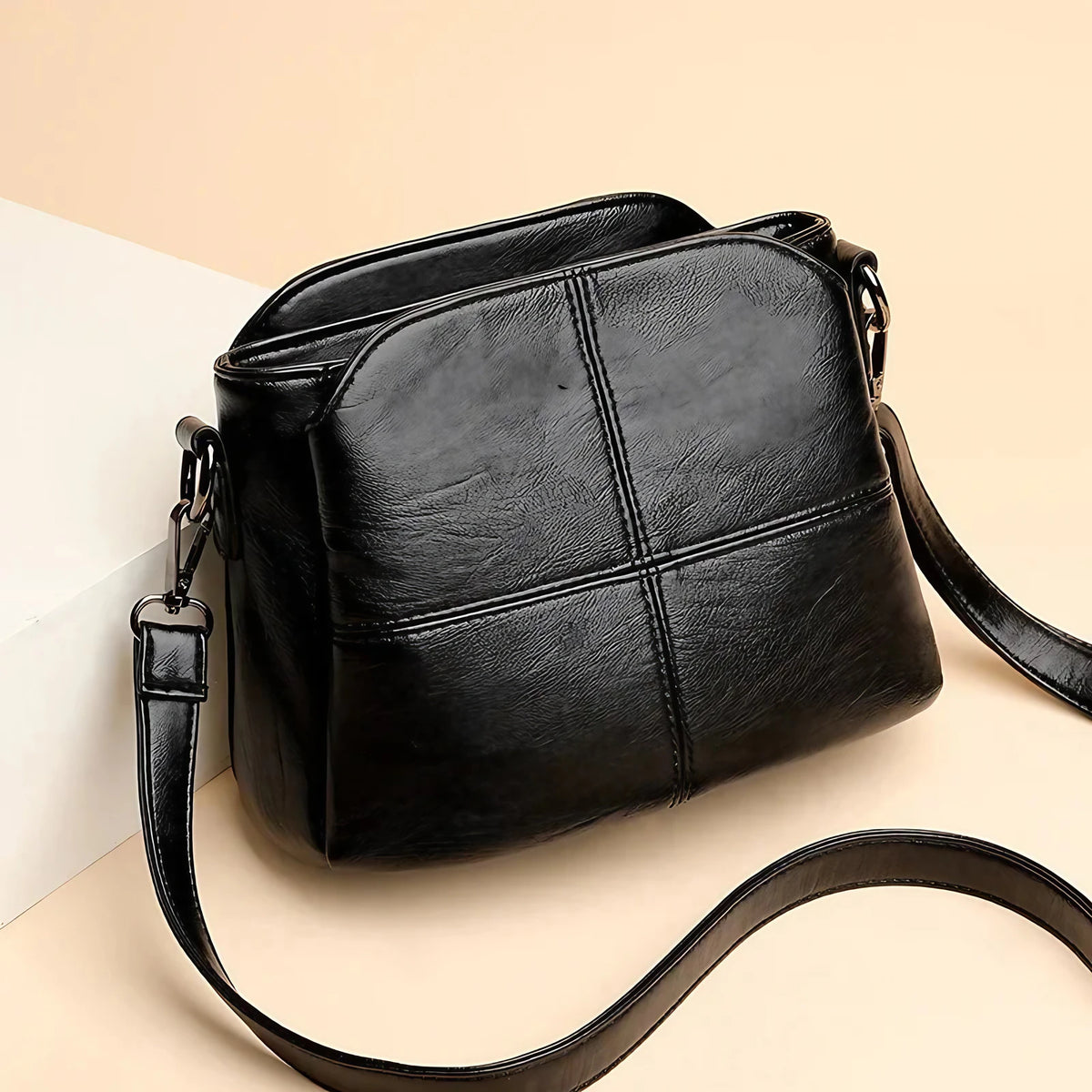 Petit sac bandoulière femme noir en similicuir, poches zippées, noir