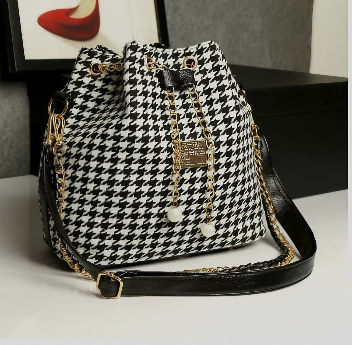 Sac bandoulière femme à motif pied-de-poule, finitions dorées, noir