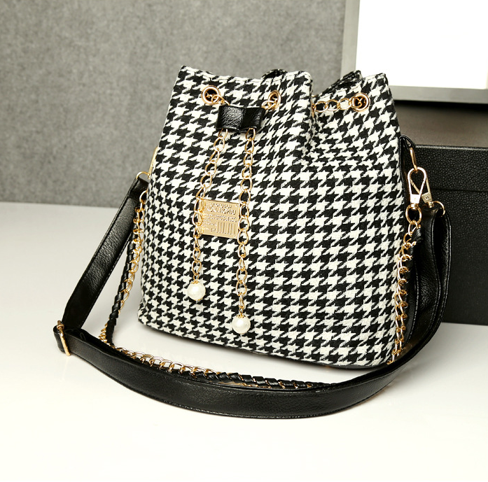 Sac bandoulière femme à motif pied-de-poule, finitions dorées