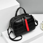 Sac bandoulière noir motif croco, breloque rouge, 20 x 15 cm, noir