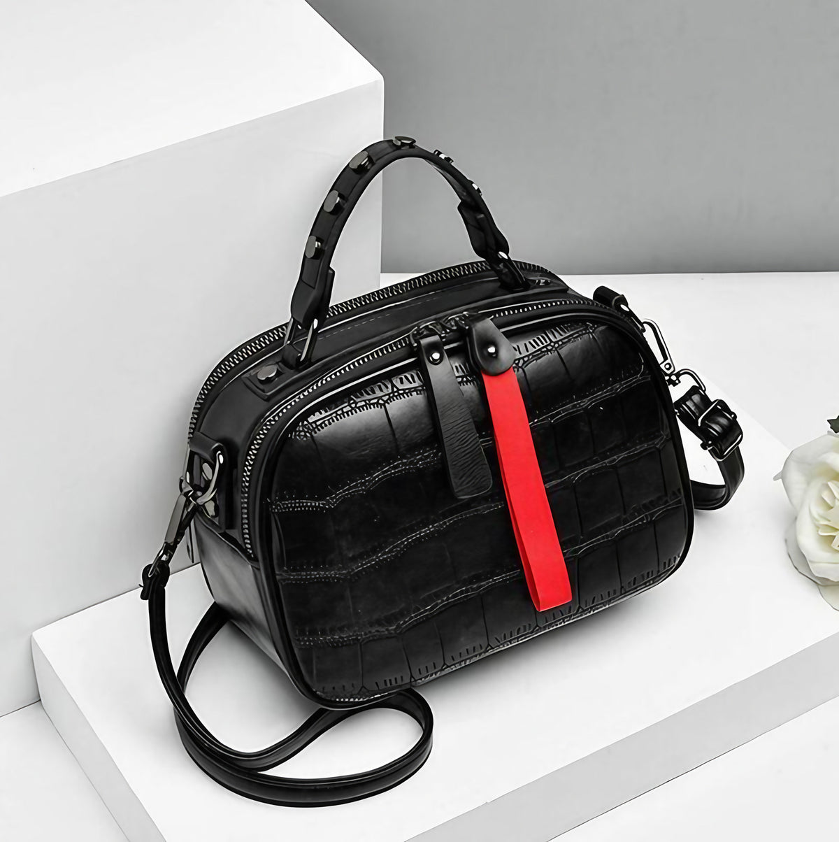 Sac bandoulière noir motif croco, breloque rouge, 20 x 15 cm, noir