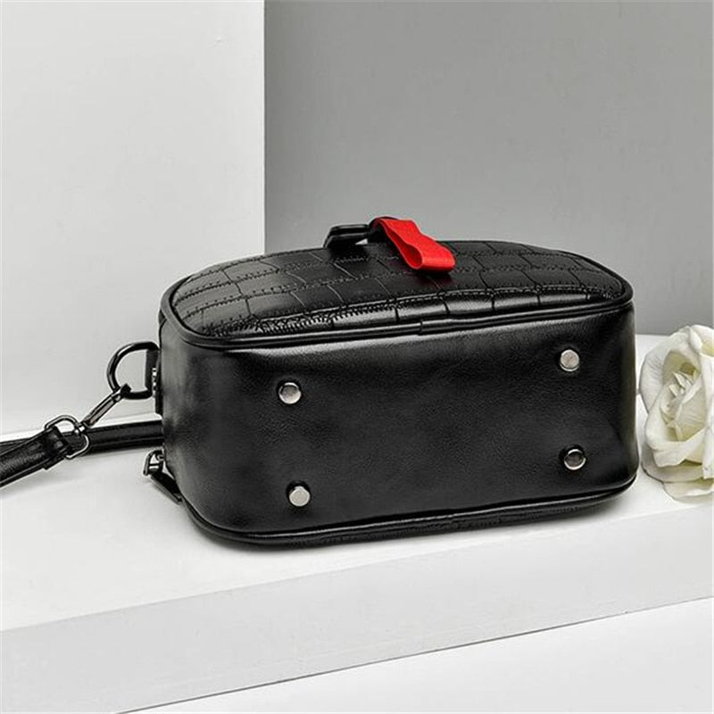 Sac bandoulière noir motif croco, breloque rouge, 20 x 15 cm