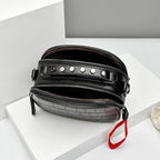 Sac bandoulière noir motif croco, breloque rouge, 20 x 15 cm