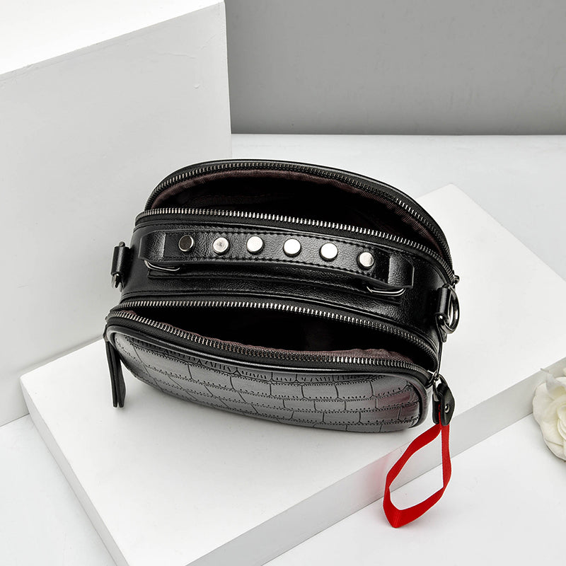 Sac bandoulière noir motif croco, breloque rouge, 20 x 15 cm