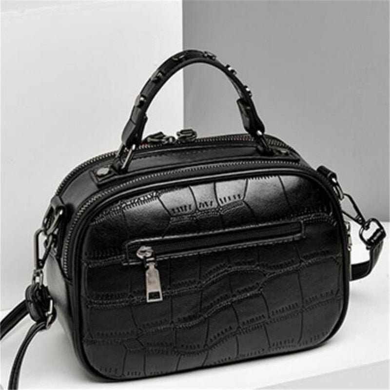 Sac bandoulière noir motif croco, breloque rouge, 20 x 15 cm