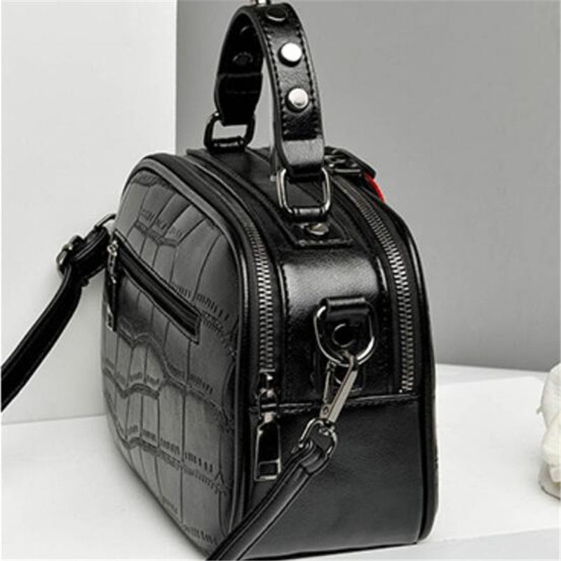 Sac bandoulière noir motif croco, breloque rouge, 20 x 15 cm