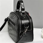 Sac bandoulière noir motif croco, breloque rouge, 20 x 15 cm