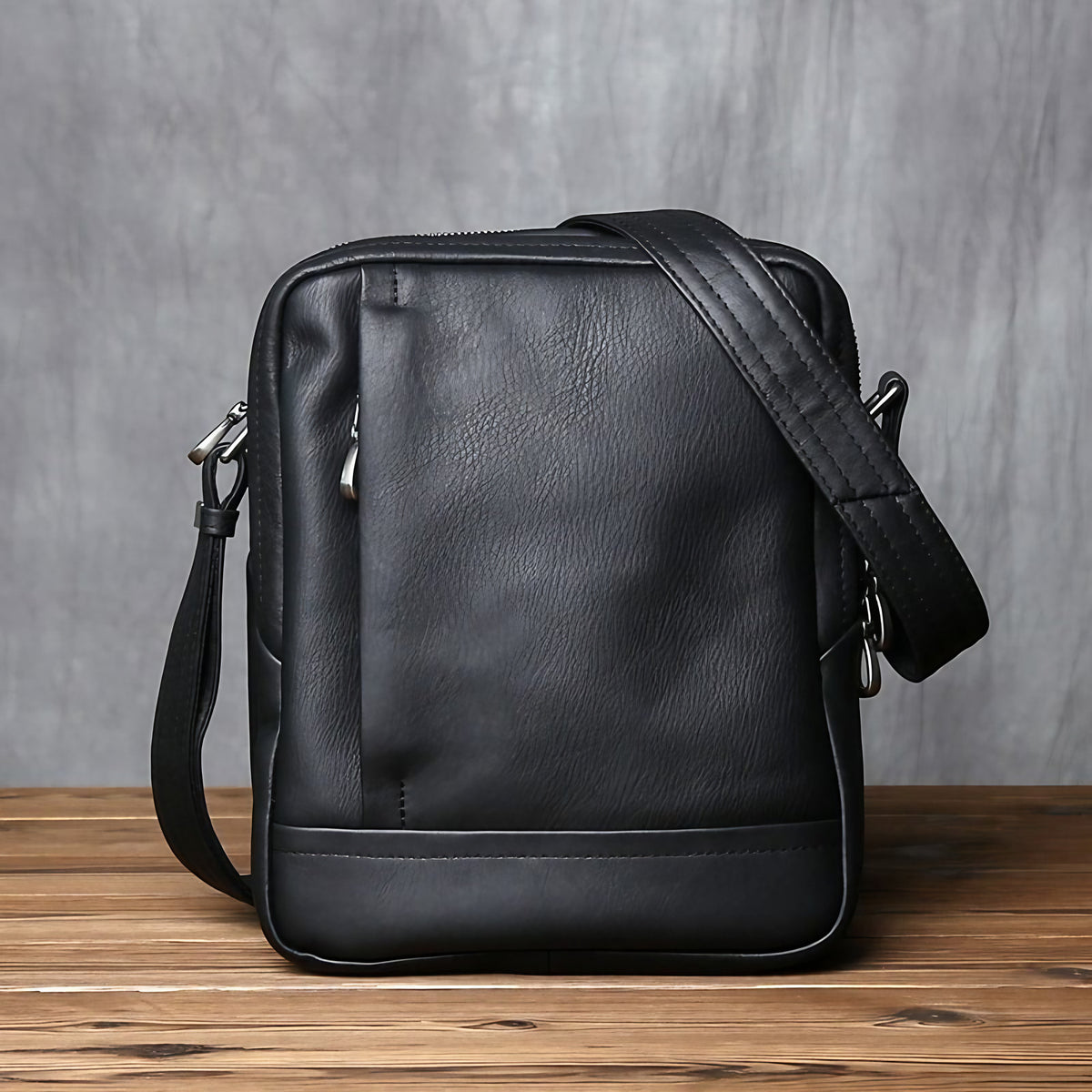 Sac bandoulière homme en cuir noir, format tablette, noir