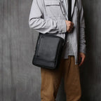 Sac bandoulière homme en cuir noir, format tablette