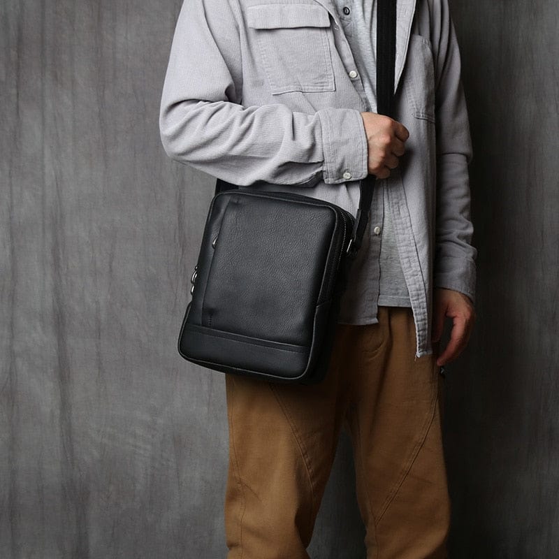 Sac bandoulière homme en cuir noir, format tablette