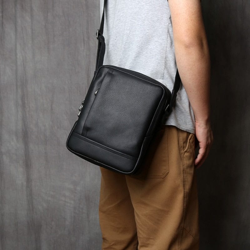 Sac bandoulière homme en cuir noir, format tablette