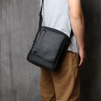 Sac bandoulière homme en cuir noir, format tablette