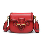 Sac bandoulière femme à rabat surpiqué, en deux tailles, rouge