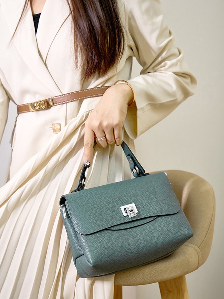 Sac bandoulière femme à trois compartiments zippés, aspect grainé