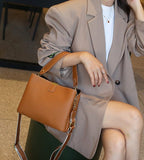 Sac bandoulière femme en cuir zippé, six coloris