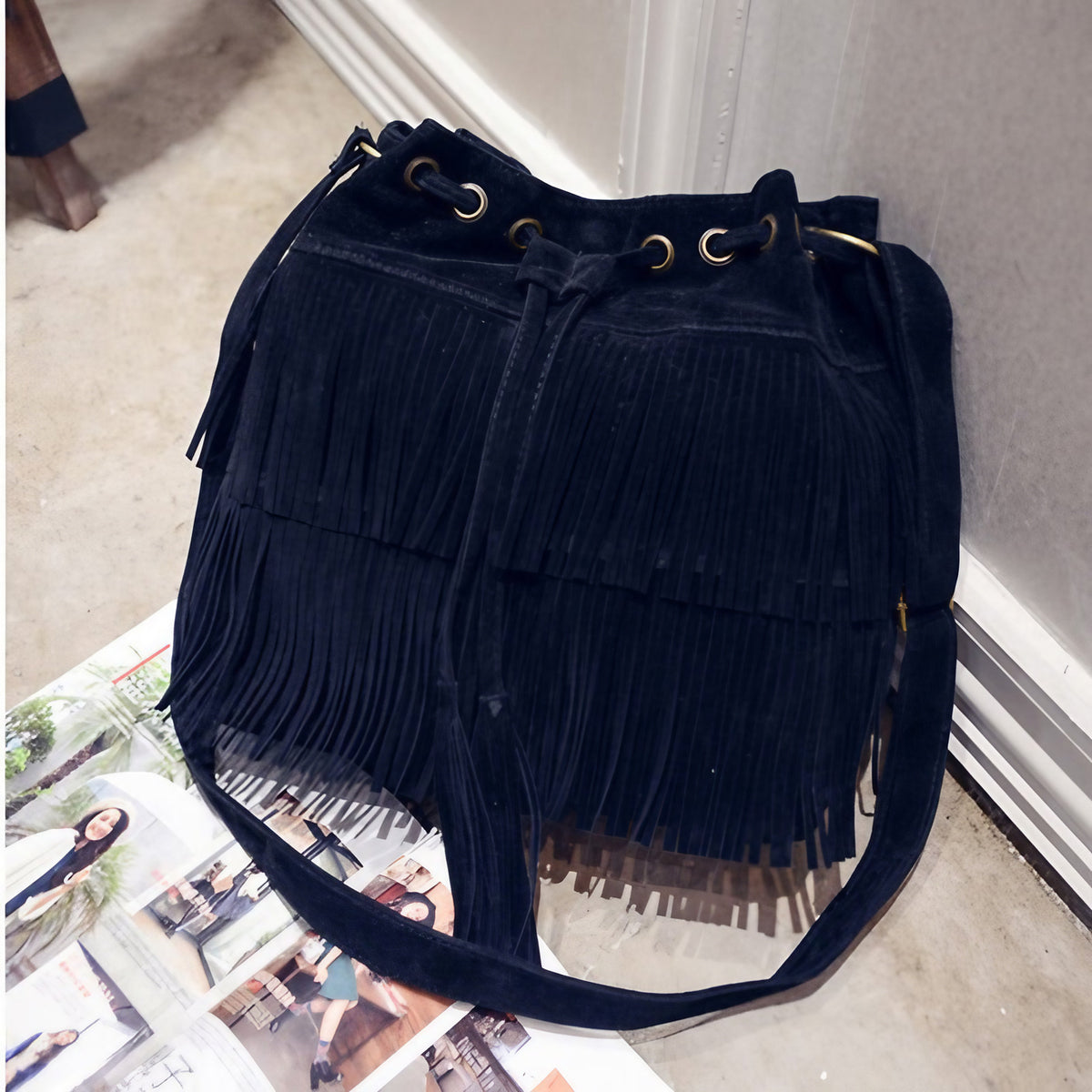 Petit sac bandoulière noir à franges, format minimaliste, noir