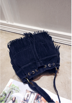 Petit sac bandoulière noir à franges, format minimaliste