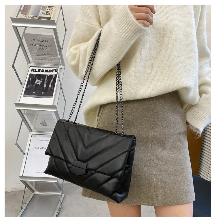 Sac bandoulière femme noir à rabat et double lanière, 25 x 17 cm