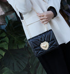 Petit sac carré noir à bijou cœur et chaîne dorée