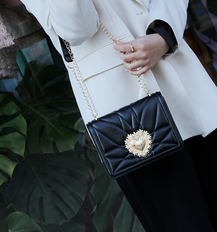 Petit sac carré noir à bijou cœur et chaîne dorée