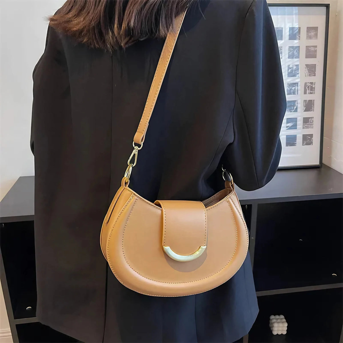 Sac bandoulière femme beige arrondi, anse épaisse, 22 x 12,5 cm