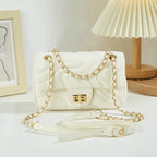 Petit sac matelassé femme à chaînette dorée, trois coloris, blanc