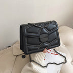 Sac bandoulière matelassé noir femme à perles et chaîne, noir