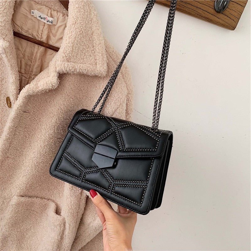 Sac bandoulière matelassé noir femme à perles et chaîne