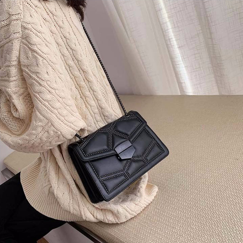 Sac bandoulière matelassé noir femme à perles et chaîne
